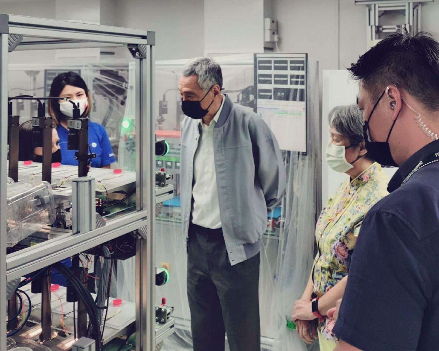 Prime Minister Lee Hsien Loong and Mrs. Lee taking a closer look at Verily sex sorters